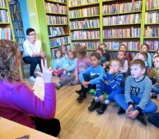 Jesienne spotkanie przedszkolaków w Bibliotece na Czarnym Potoku