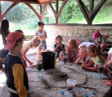 Dzieci z Czarnego Potoku filtrują wodę