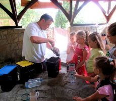 Dzieci z Czarnego Potoku filtrują wodę