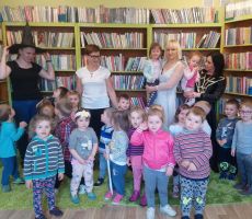 Przedszkolaki z wizytą w bibliotece na Czarnym Potoku
