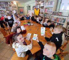 Pierwszaki ze Szkoły Podstawowej w Bereście z wizytą w bibliotece.