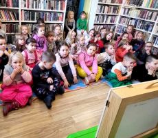 Książkowe spotkanie przedszkolaków w Filii na Czarnym Potoku