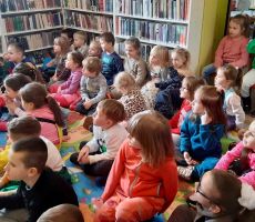 Książkowe spotkanie przedszkolaków w Filii na Czarnym Potoku